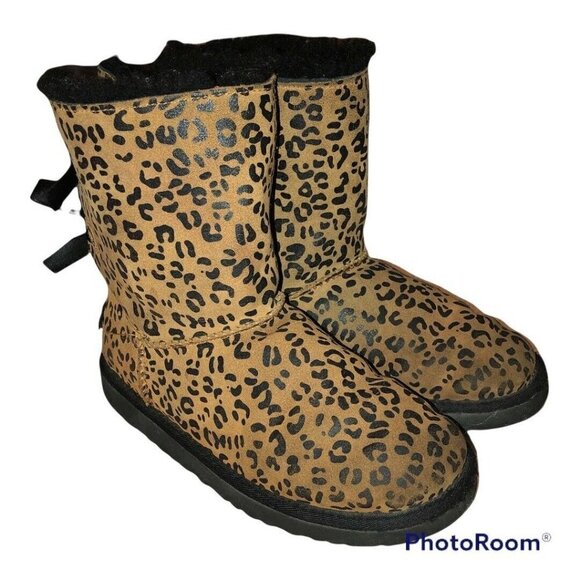 UGG Bailey Bow Womens Leopard/Cheetah Print Shearling Lined Boots Size 4 - Picture 2 of 9
